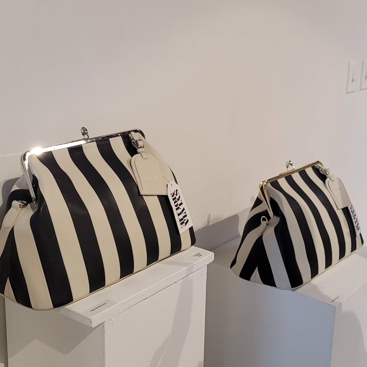 Embossed Premium Leather Kisslock Bag